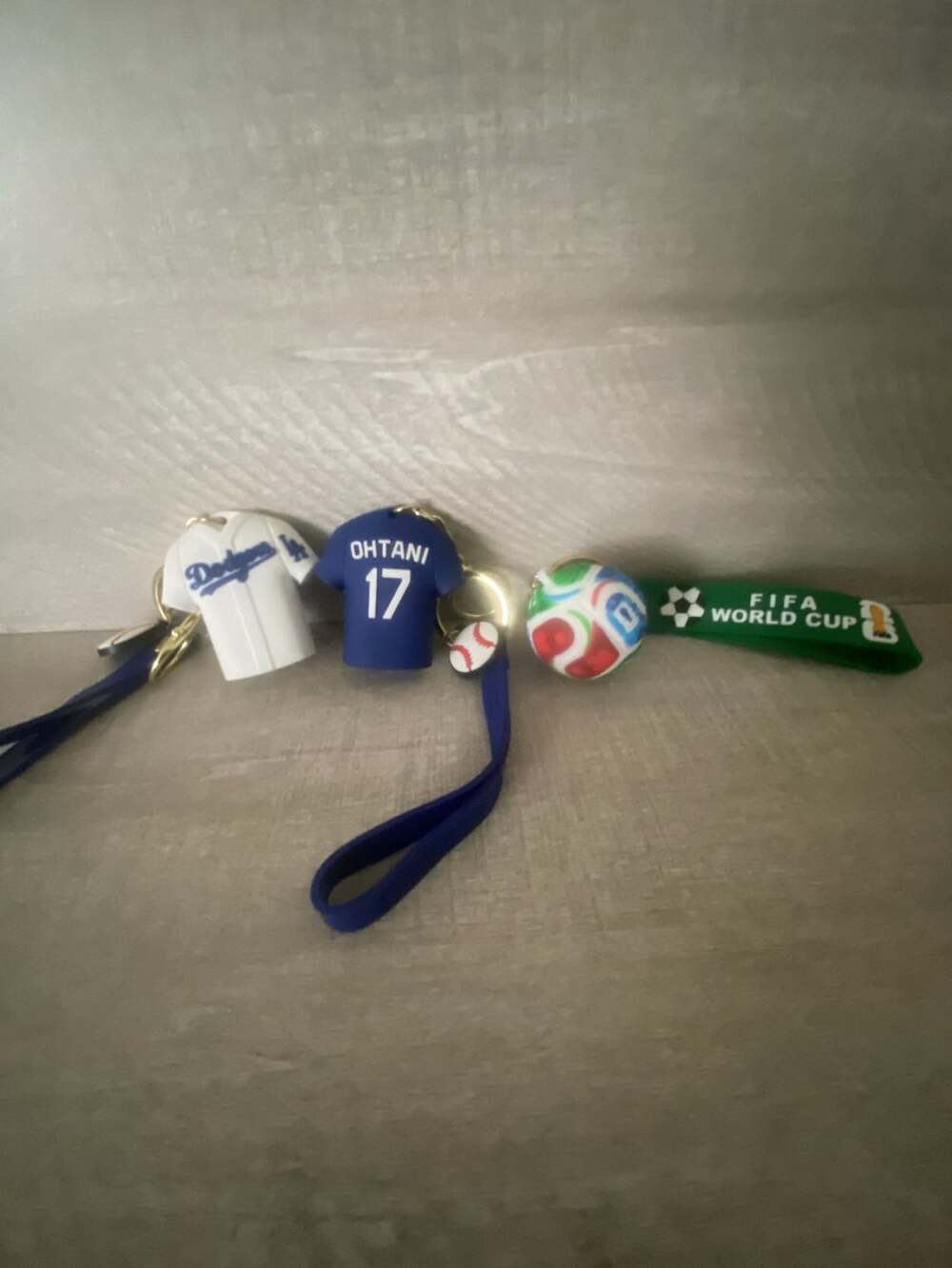 Los Angeles Dodgers Shohei Ohtani 17 Jersey + FIFA Keychain